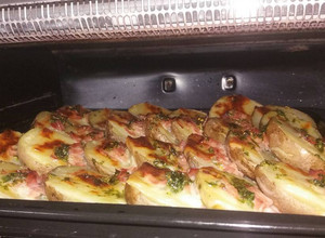 Una foto de Papas al horno con jamón y queso (mantequilla de ajo)
