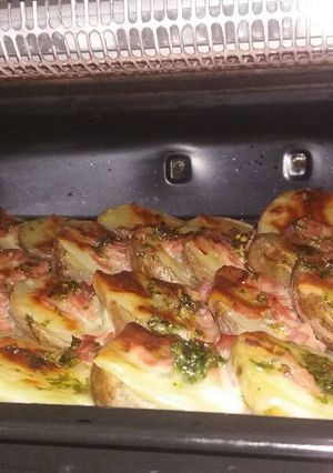 Una foto de Papas al horno con jamón y queso (mantequilla de ajo)
