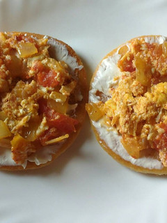 Una foto de Huevos perico (huevos revueltos con cebolla y tomate)