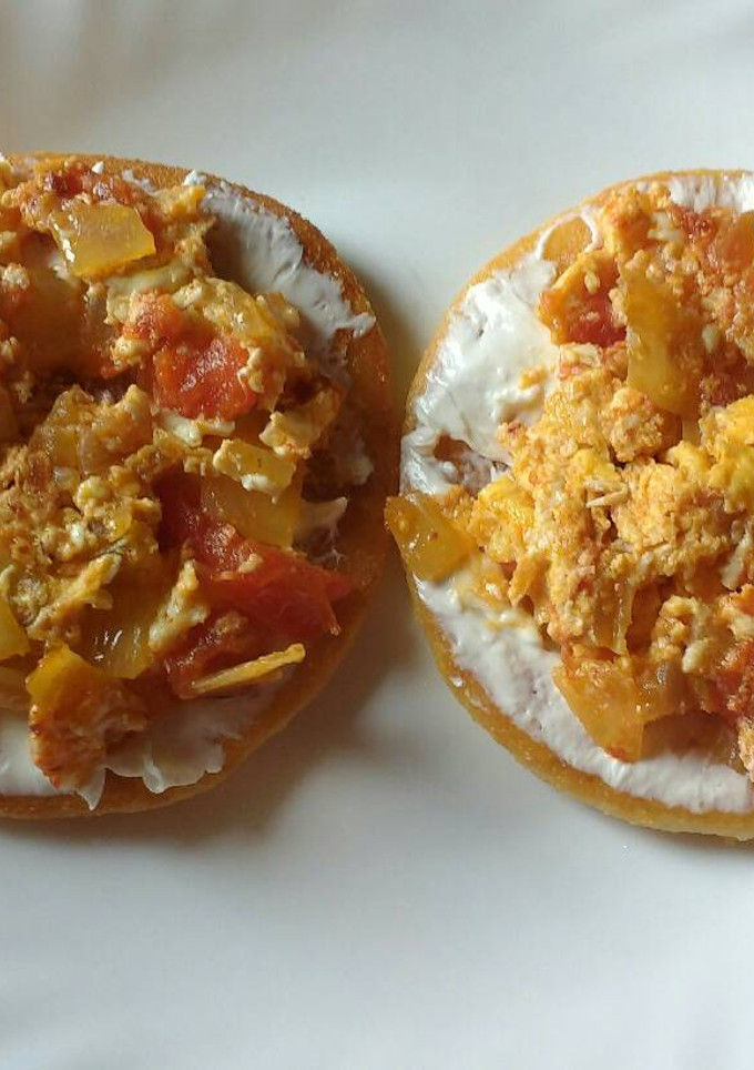 Una foto de Huevos perico (huevos revueltos con cebolla y tomate)