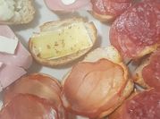 Una foto de lonchas de jamón serrano
