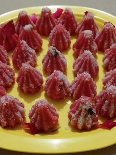 રોઝ ફલેવર મોદક(Rose Flavore Recipe In Gujarati) રેસીપી મુખ્ય ફોટો