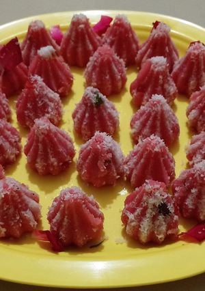 રોઝ ફલેવર મોદક(Rose Flavore Recipe In Gujarati) રેસીપી મુખ્ય ફોટો