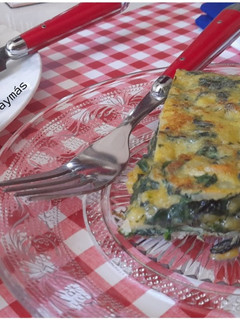 Una foto de Tortilla de patatas con espinacas y piñones