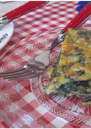 Una foto de Tortilla de patatas con espinacas y piñones