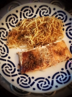 Una foto de Salmón asado al Mirin con noodles