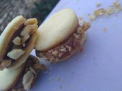Una foto de alfajor de nuez