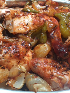 Una foto de Pollo dorado al horno con vegetales