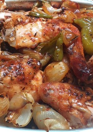 Una foto de Pollo dorado al horno con vegetales