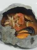 Cazuela de mariscos en falsa roca