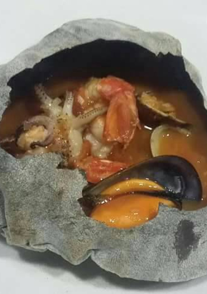 Una foto de Cazuela de mariscos en falsa roca