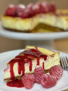 Una foto de 🇺🇸 CHEESECAKE con CHOCOLATE BLANCO y FRAMBUESA (Estados Unidos)
