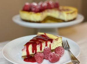 Una foto de 🇺🇸 CHEESECAKE con CHOCOLATE BLANCO y FRAMBUESA (Estados Unidos)