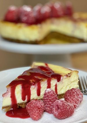 Una foto de 🇺🇸 CHEESECAKE con CHOCOLATE BLANCO y FRAMBUESA (Estados Unidos)