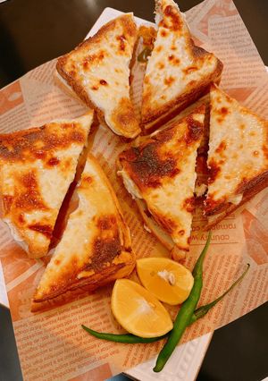 صورة لوصفة طبقات التوست مع صوص الرانش🥪