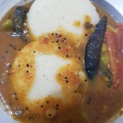 A picture of Sambhar idli.