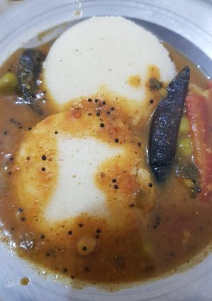 A picture of Sambhar idli.