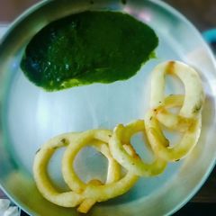 Curd rings with green chutney.. A picture of Curd rings with green chutney...