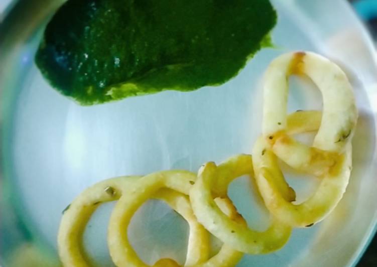 Curd rings with green chutney..