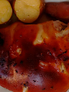Una foto de Cochinillo al horno con patatas