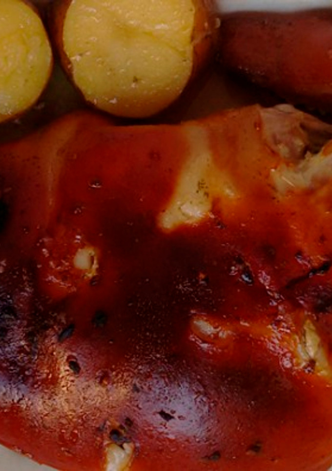 Una foto de Cochinillo al horno con patatas