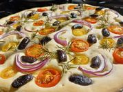 Una foto de focaccia rellena