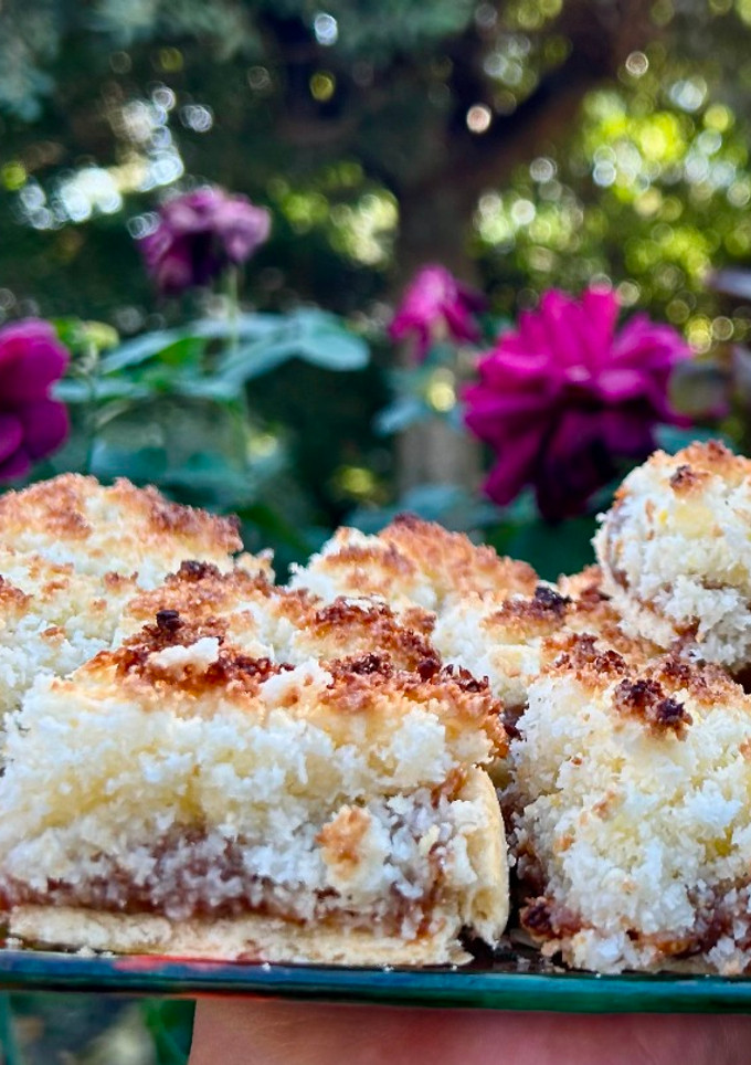 Una foto de Cuadrados de coco y dulce de leche