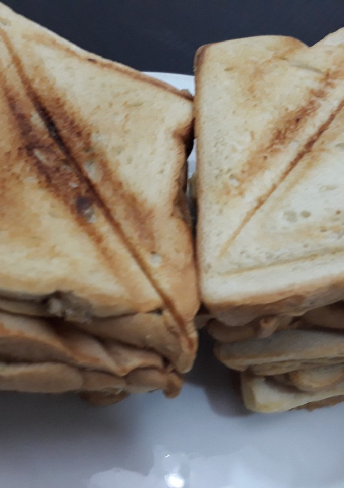A picture of Toast bread with jam.