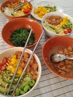 Una foto de Poke de salmón 🥒🥭🥑🍚