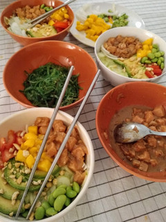 Una foto de Poke de salmón 🥒🥭🥑🍚