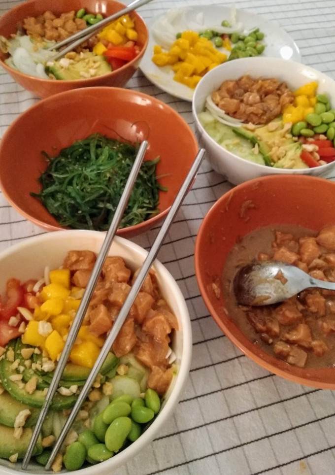 Una foto de Poke de salmón 🥒🥭🥑🍚