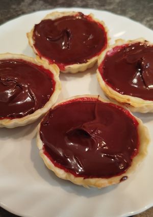 Foto principal de Tartaletas de masa quebrada con mermelada casera y crema de chocolate