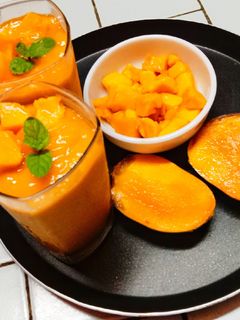 ম‍্যাঙ্গো মিল্কশেক (Mango Milk Shake recipe in Bengali) রেসিপির প্রধান ছবি