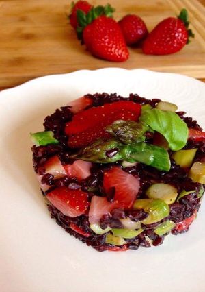 Foto di Riso venere con asparagi e fragole