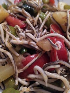 Una foto de Gulas con verduras 🍅🥒