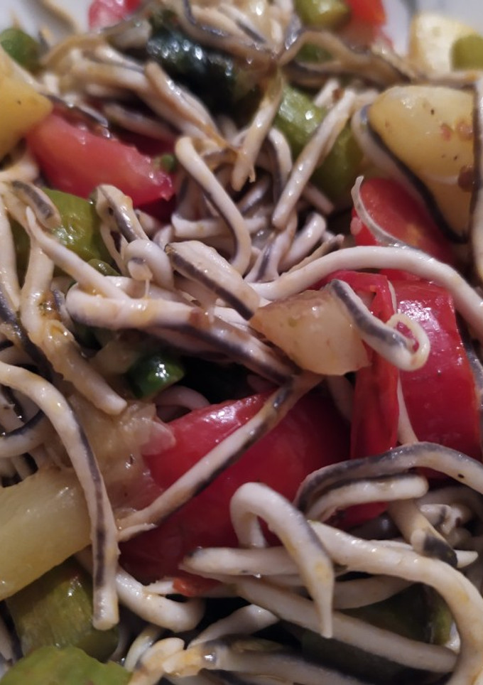Una foto de Gulas con verduras 🍅🥒