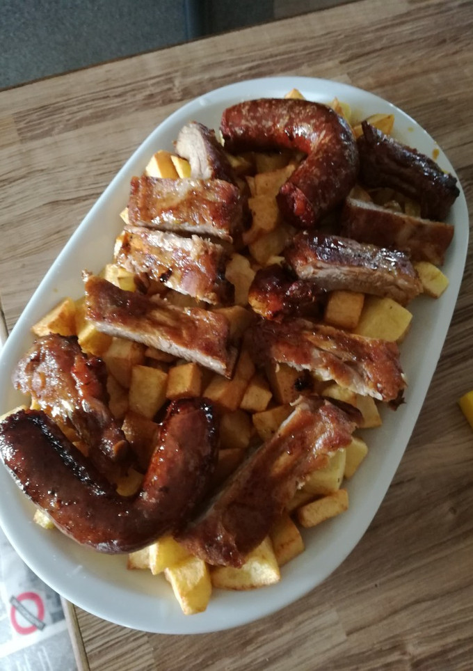 Una foto de Costilla y chorizos al horno