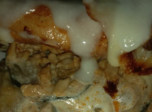 Una foto de Pechuga rellena con zucchini, maní y queso en salsa bechamel