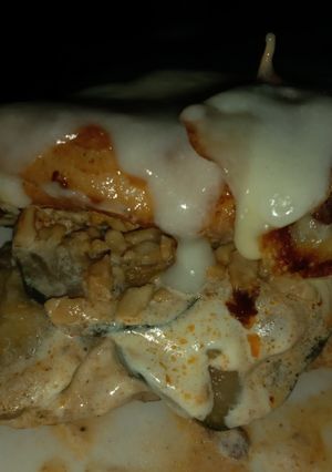 Una foto de Pechuga rellena con zucchini, maní y queso en salsa bechamel