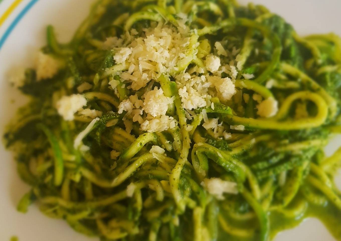 Fideos de calabacita con salsa de espinacas