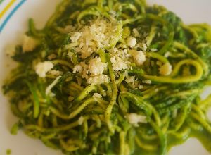 Una foto de Fideos de calabacita con salsa de espinacas