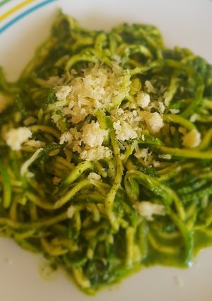 Una foto de Fideos de calabacita con salsa de espinacas