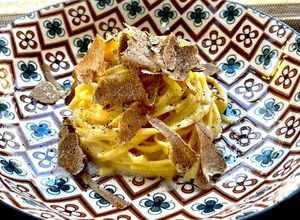 Foto di Tagliolini crema di parmigiano e burro con tartufo bianco