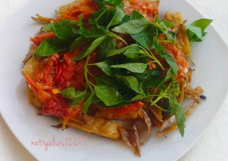 Bagaimana Menyiapkan Tempe teri sambal terasi, Enak Banget