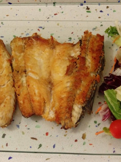 Una foto de Lubina a la plancha y ensalada