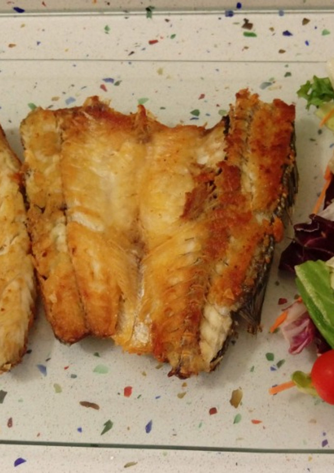 Una foto de Lubina a la plancha y ensalada