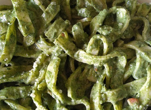 Una foto de Pasta casera con salsa de espinaca y crema