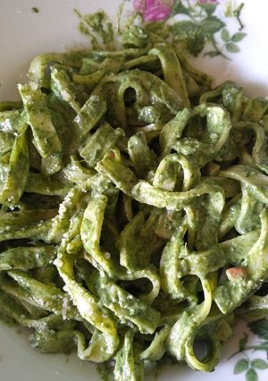 Una foto de Pasta casera con salsa de espinaca y crema