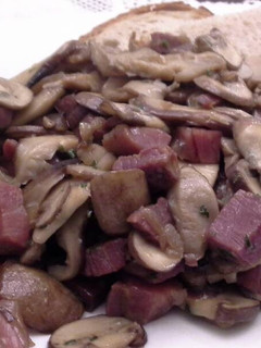 Una foto de Salteado de shiitake, portobello y jamón