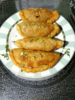 गुजिया (Gujiya recipe in hindi) रेसिपी मुख्य फोटो
